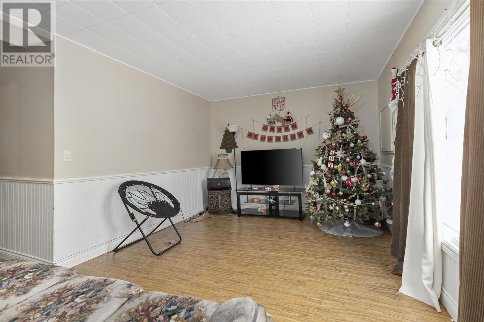 123 Gladstone AVE