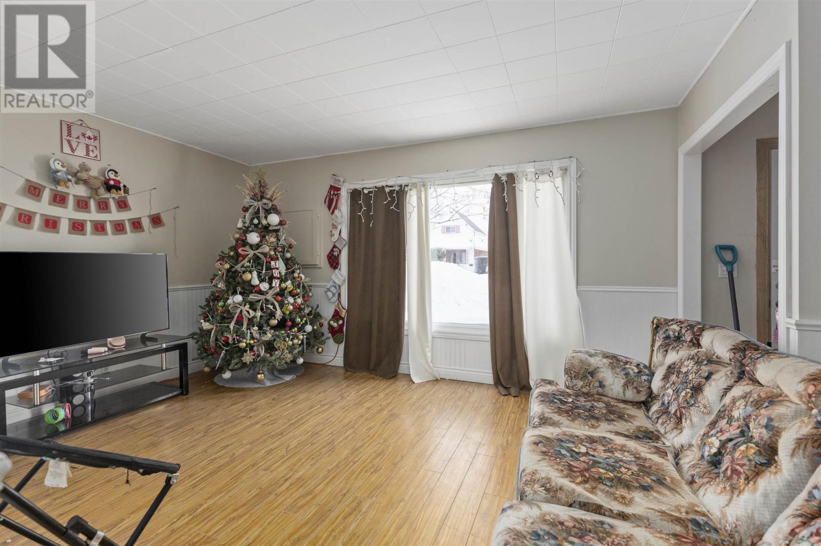 123 Gladstone AVE