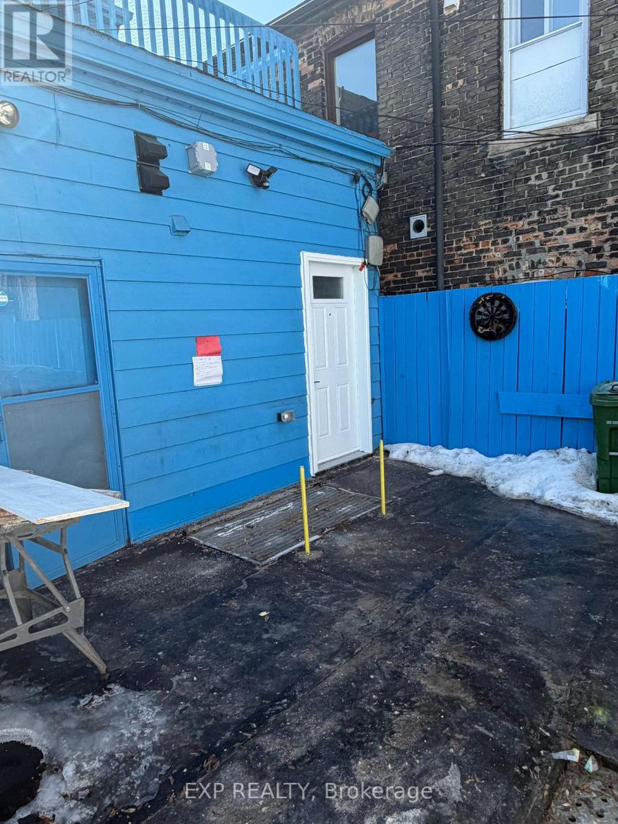 6 - 1594 DUPONT STREET