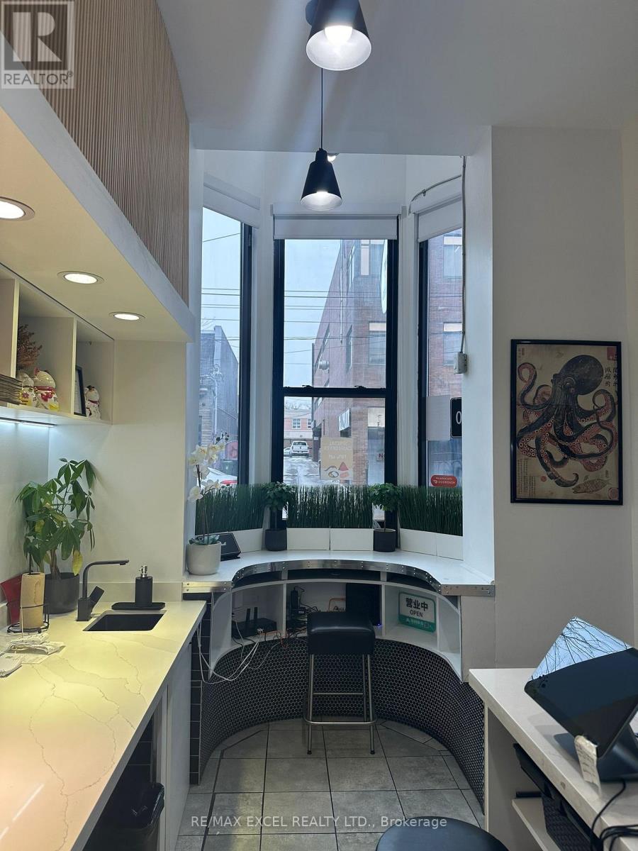 755B DUNDAS STREET W