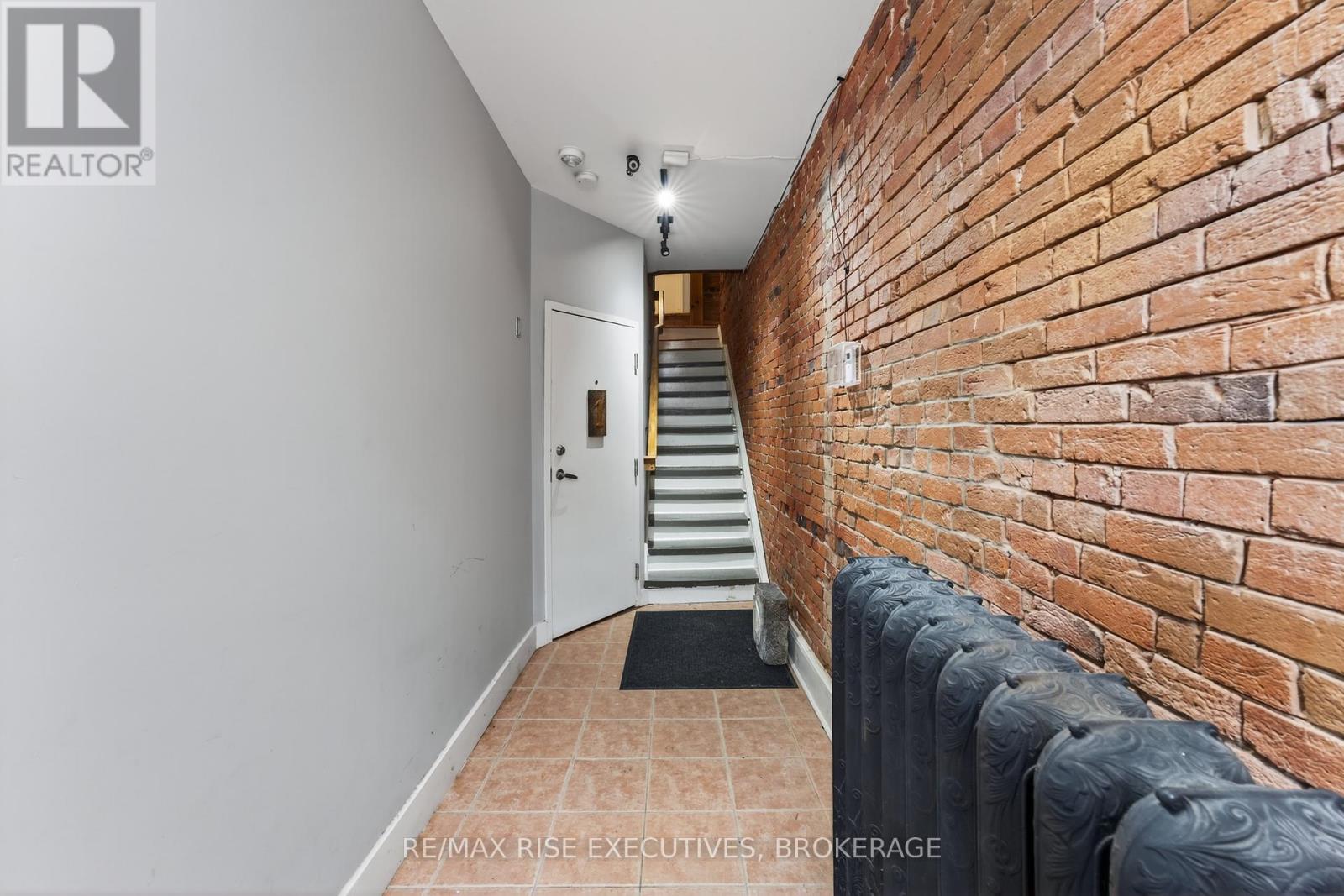 160 KING STREET E