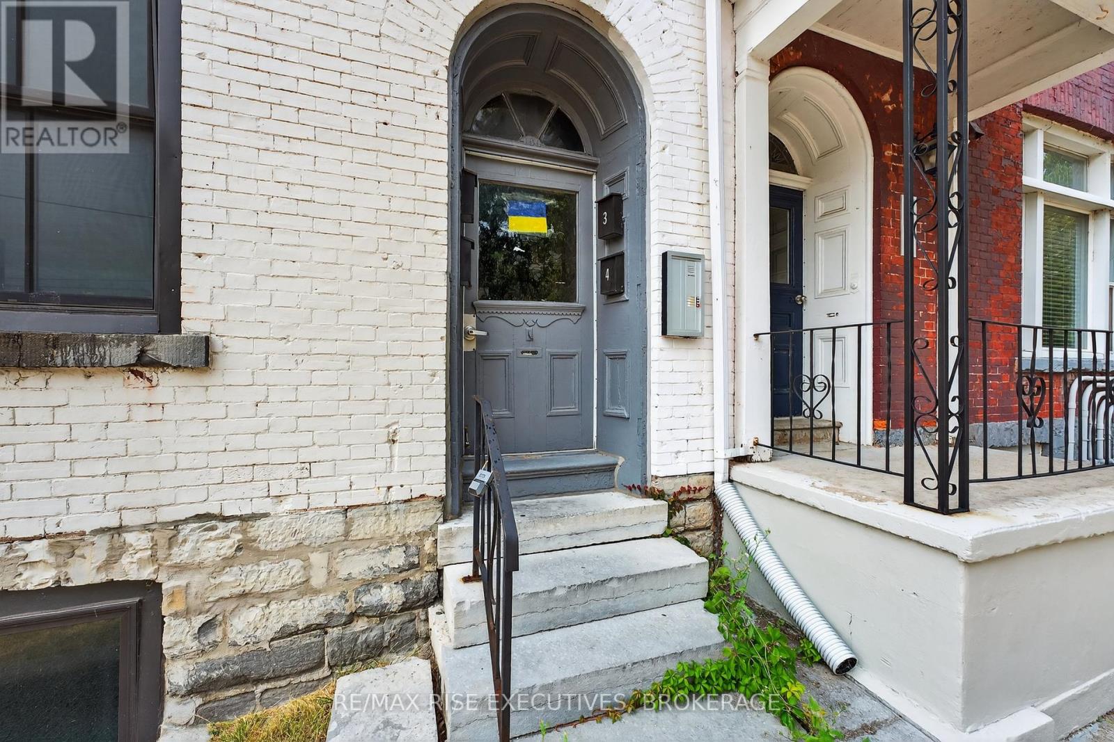 160 KING STREET E