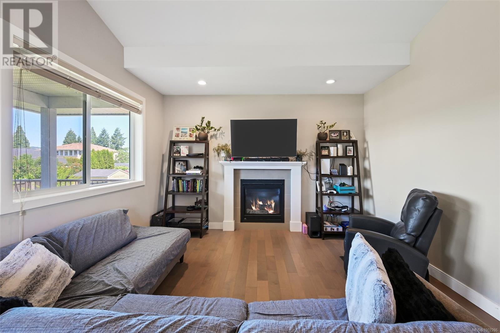 4290 Glanford Ave
