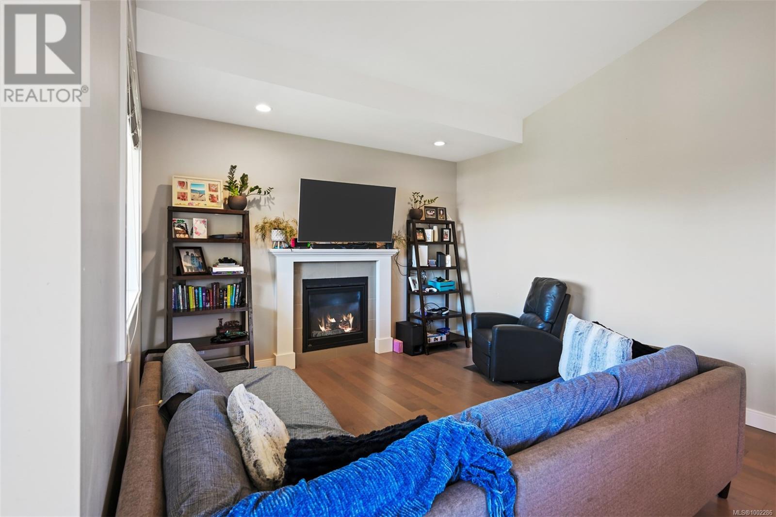4290 Glanford Ave