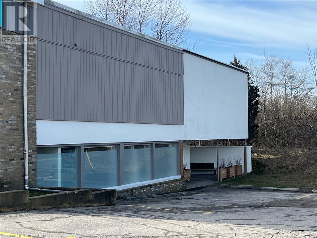 100 DUNDAS Street E