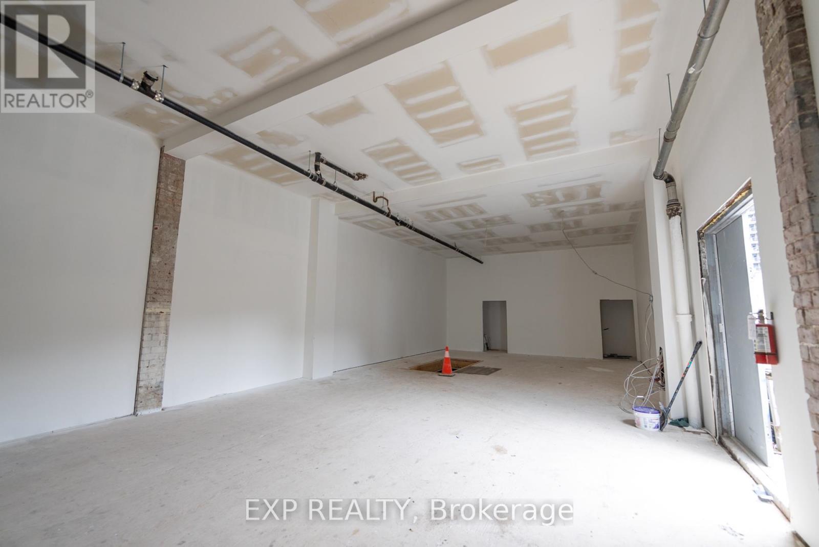 2878 DUNDAS STREET W