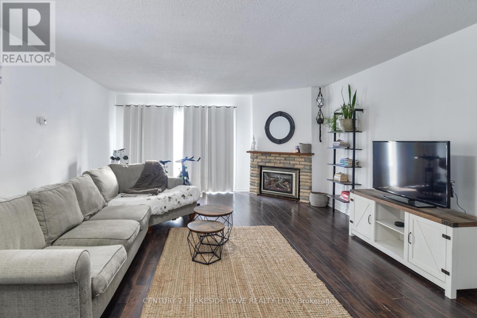 UNIT 5 - 4 PARADISE BOULEVARD