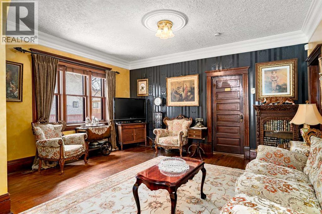81 Elma Street W