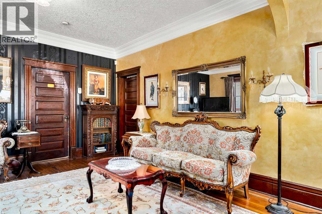81 Elma Street W