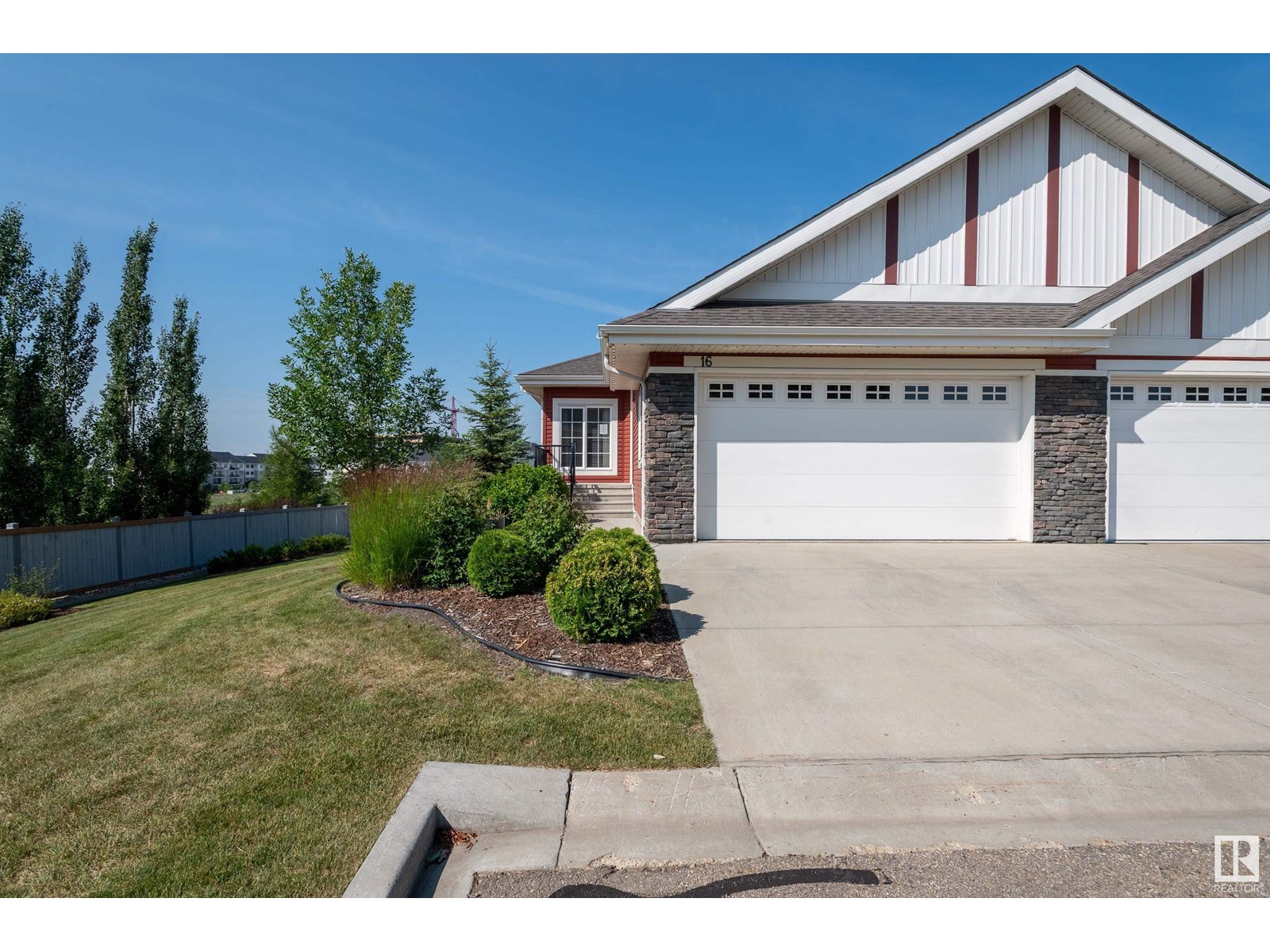 #16 88 LACOMBE DR