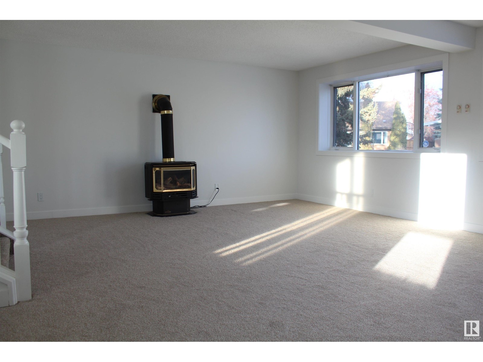 7407 92 AV NW