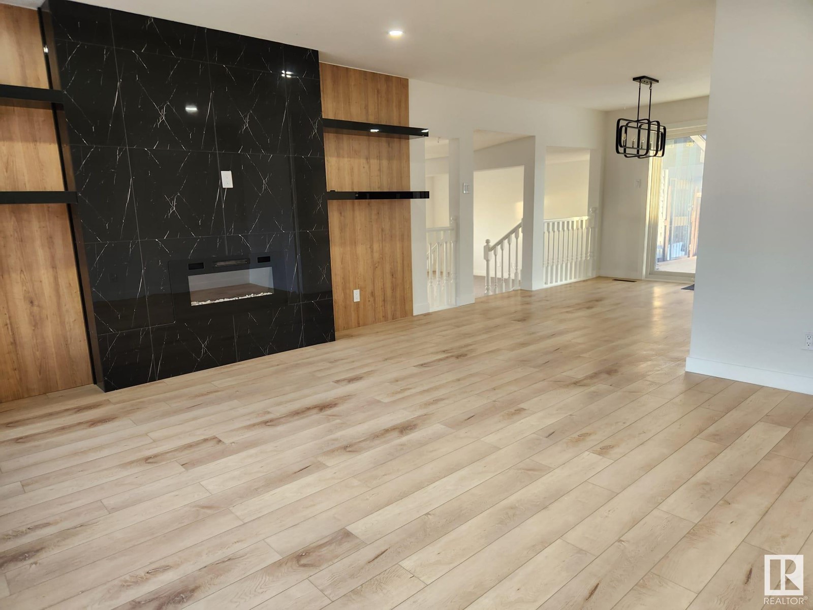 7407 92 AV NW