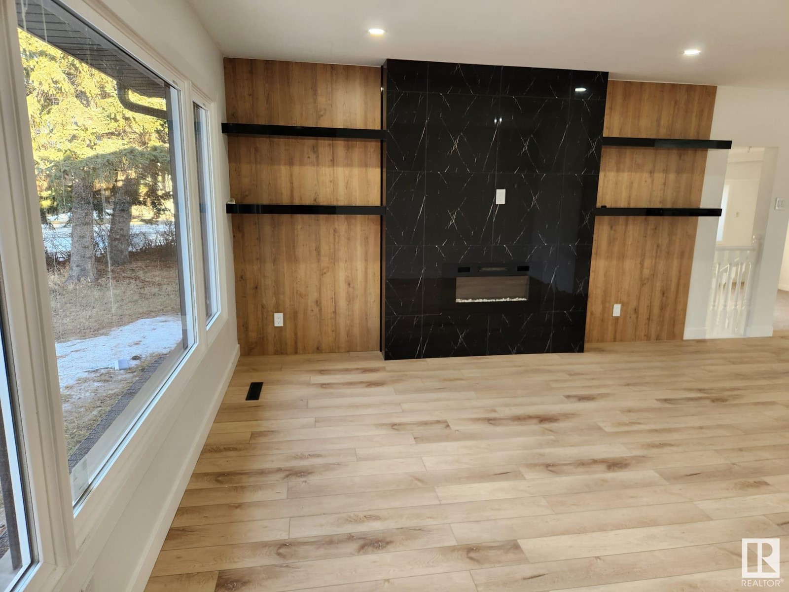 7407 92 AV NW