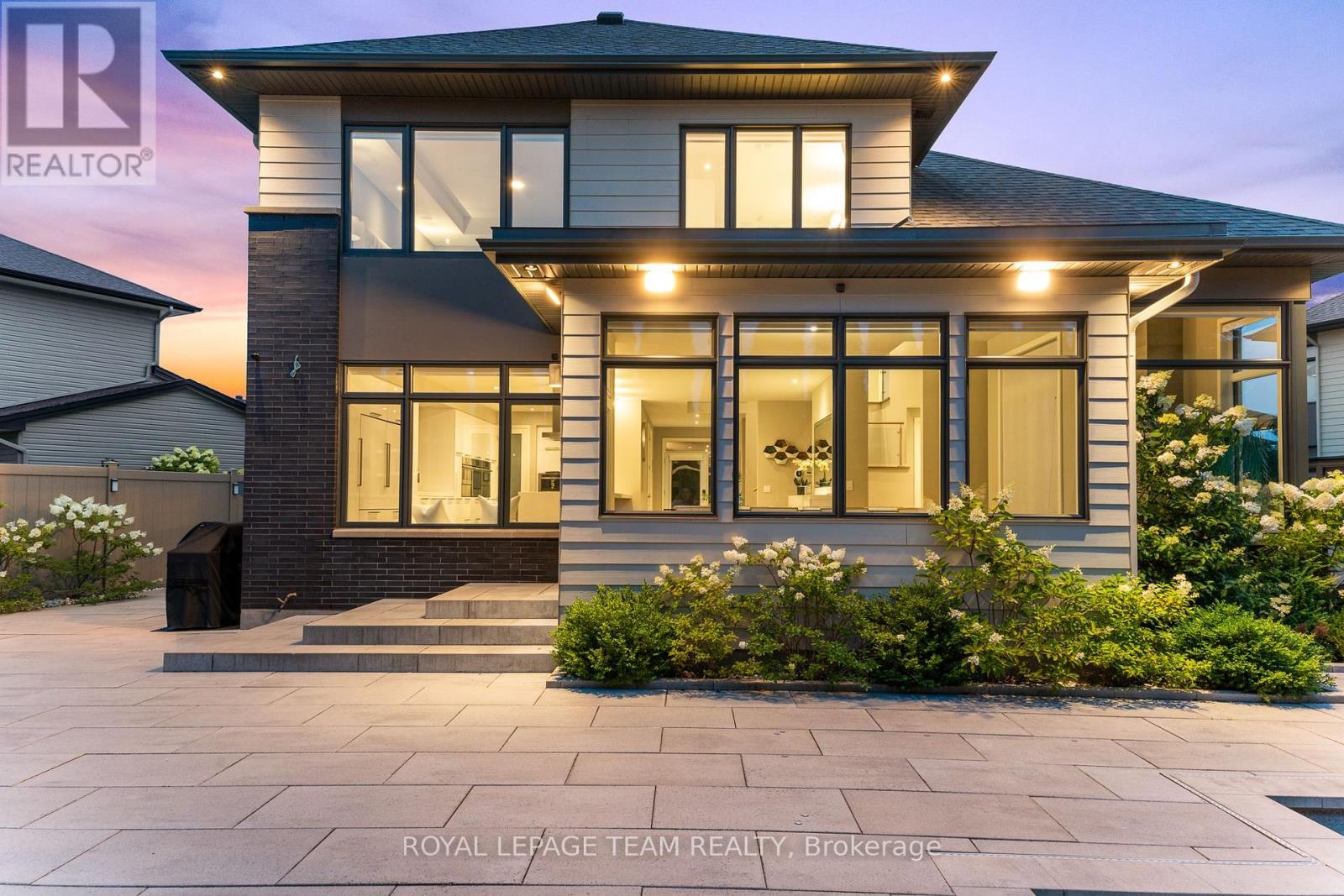 250 SUNNYRIDGE CRESCENT