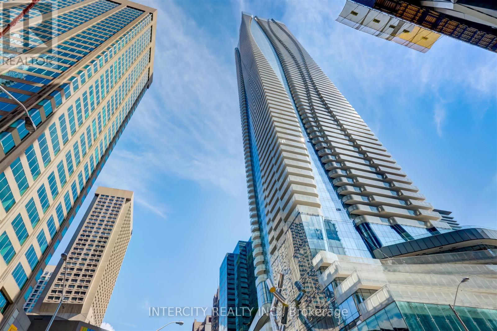 Photo 1 of 40 — 1 Bloor Street East 518, Toronto, ON M4W0A8
