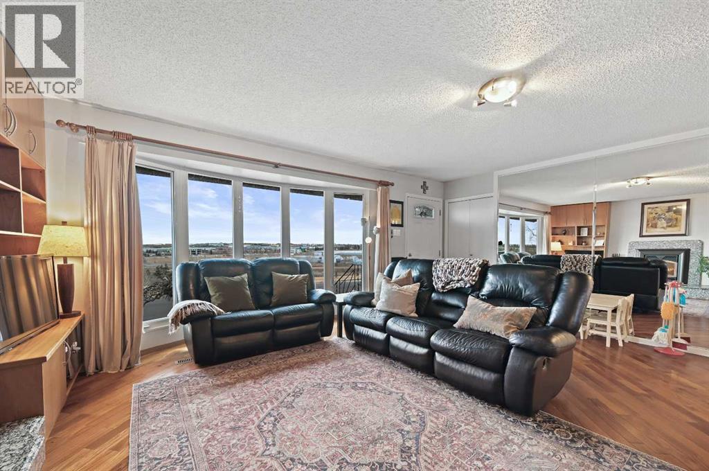 719 Blackthorn Road NE