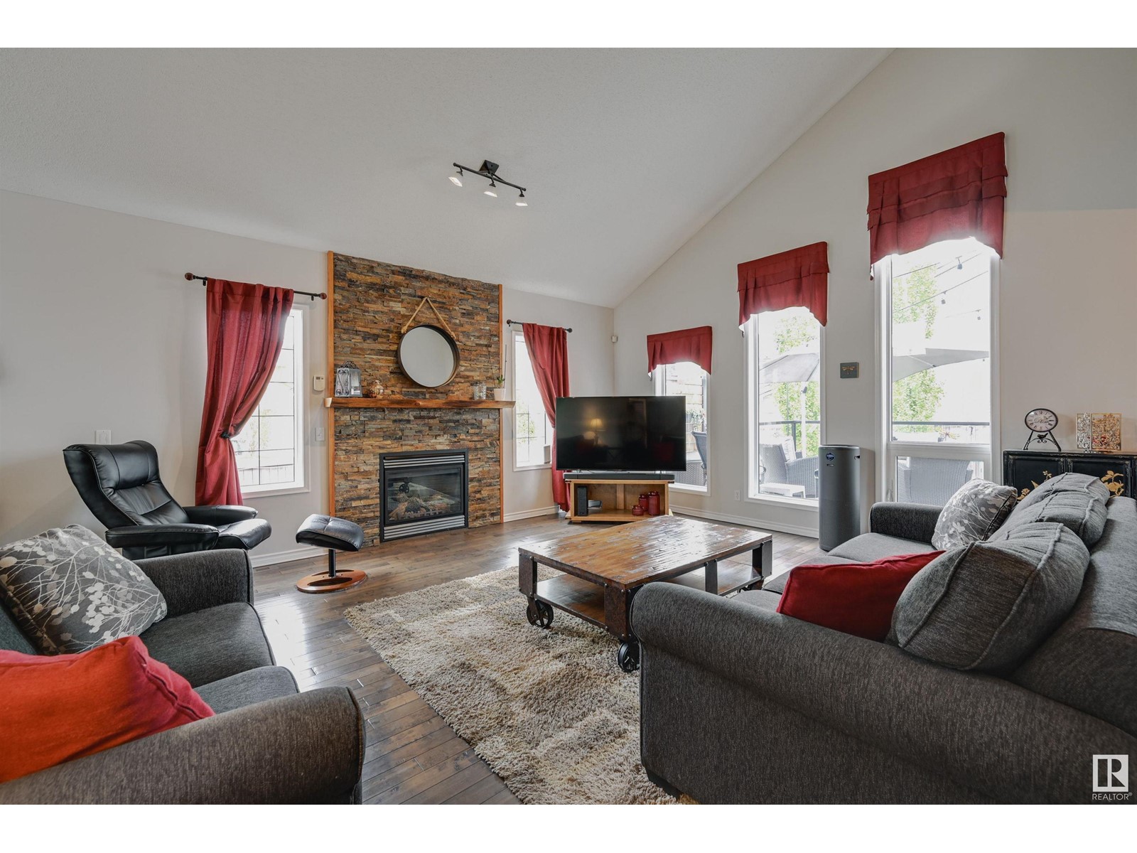 353 COWAN CR
