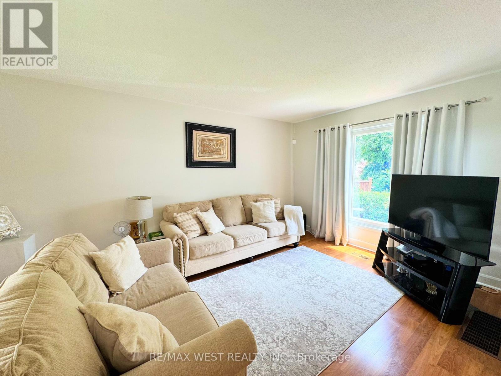 10 HARDCASTLE COURT