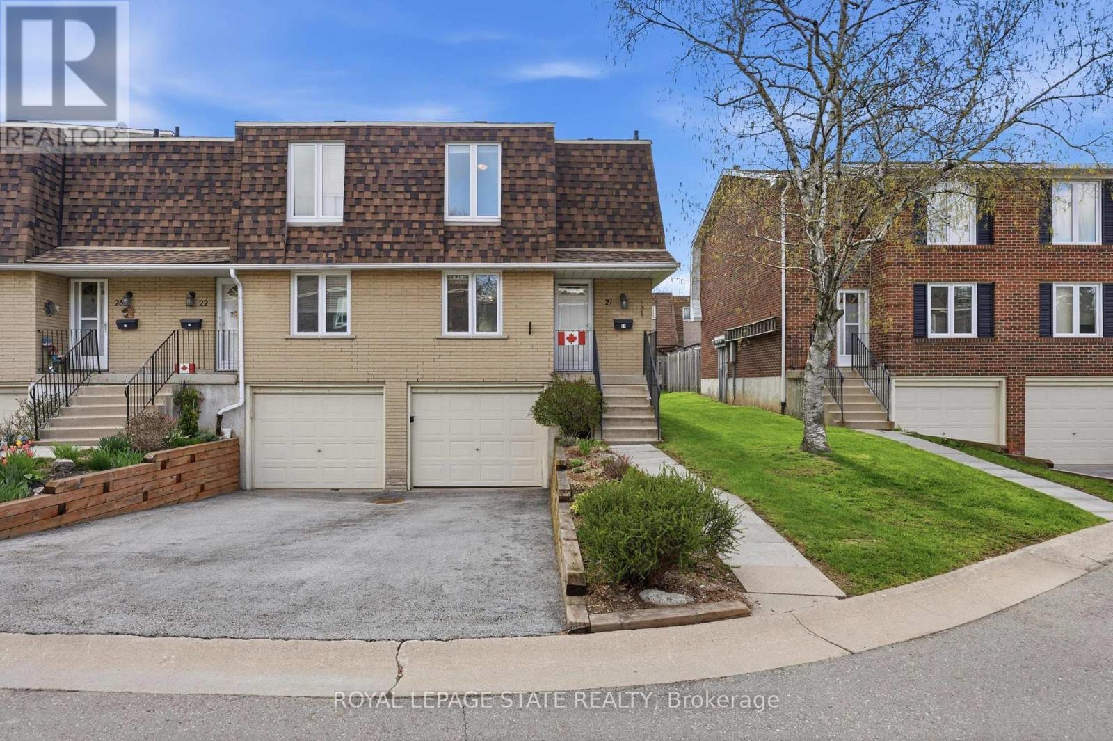 Photo 1 of 32 — 21 - 299 LIMERIDGE ROAD W Unit 21, Hamilton (Rolston), ON L9C2V4