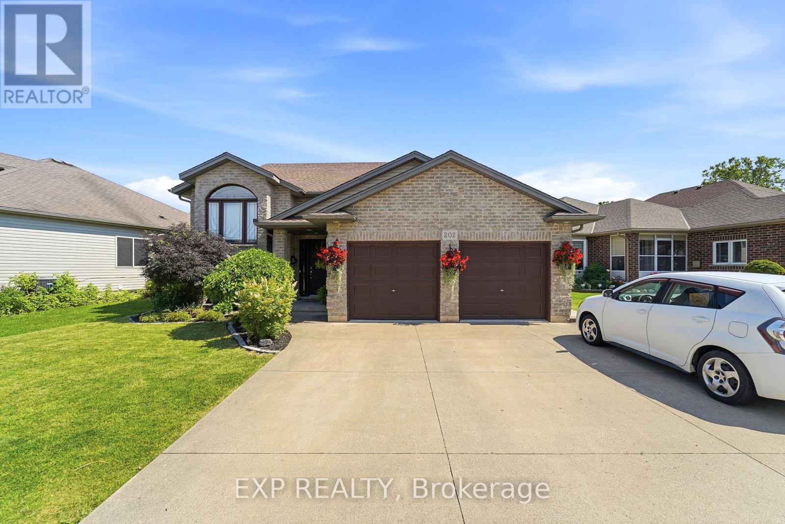 Photo 1 of 46 — 202 WELLBROOK BOULEVARD, Welland (Prince Charles), ON L3C7M9