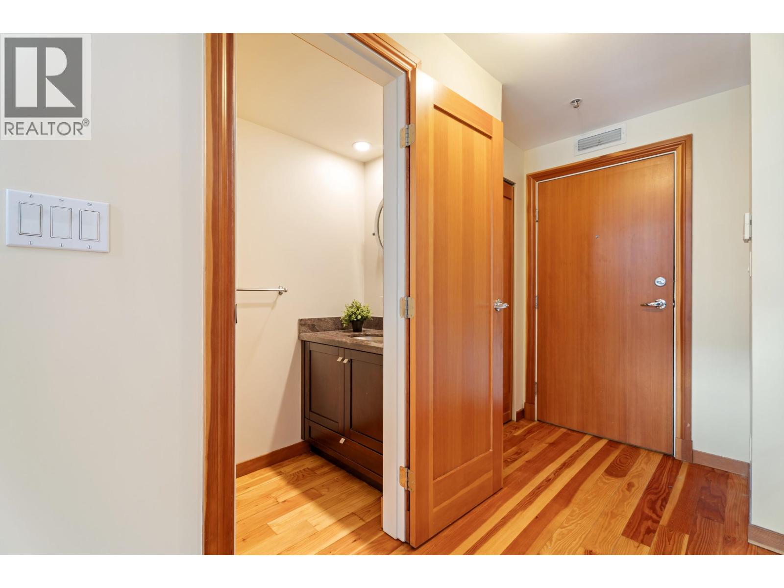 201 10 RENAISSANCE SQUARE