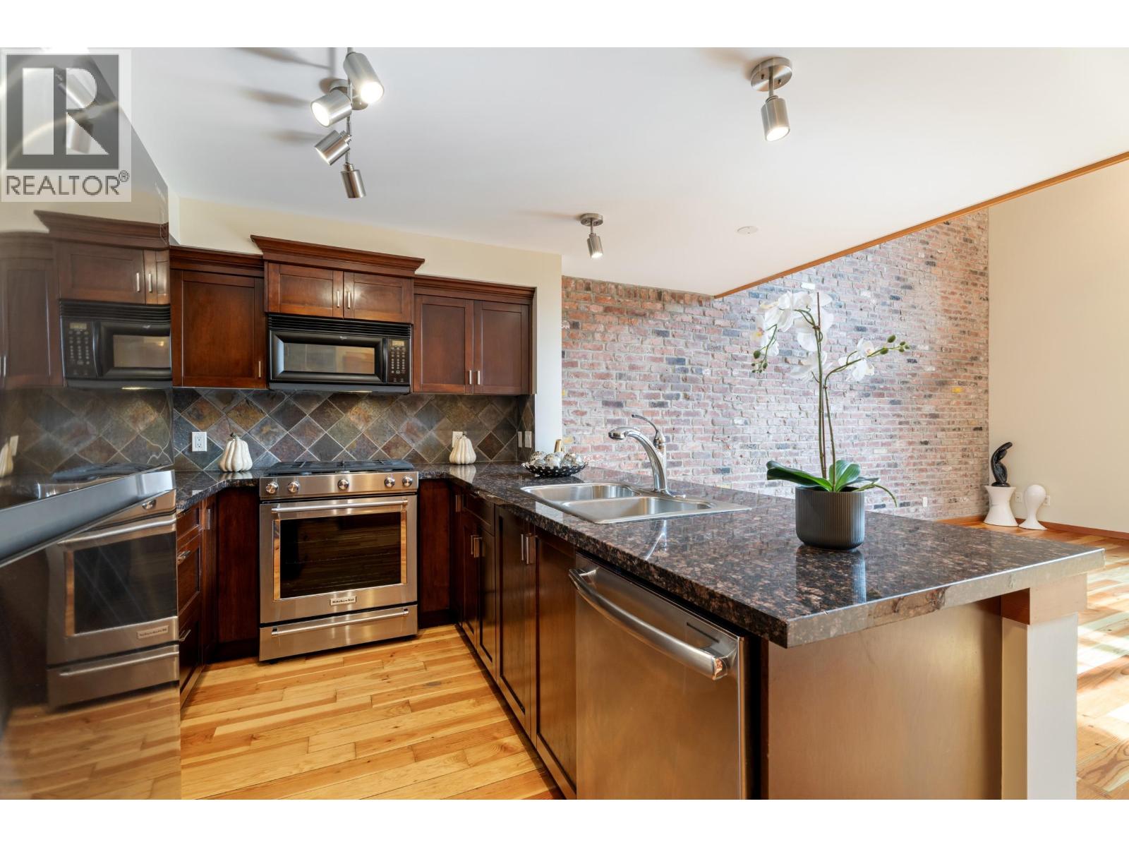 201 10 RENAISSANCE SQUARE