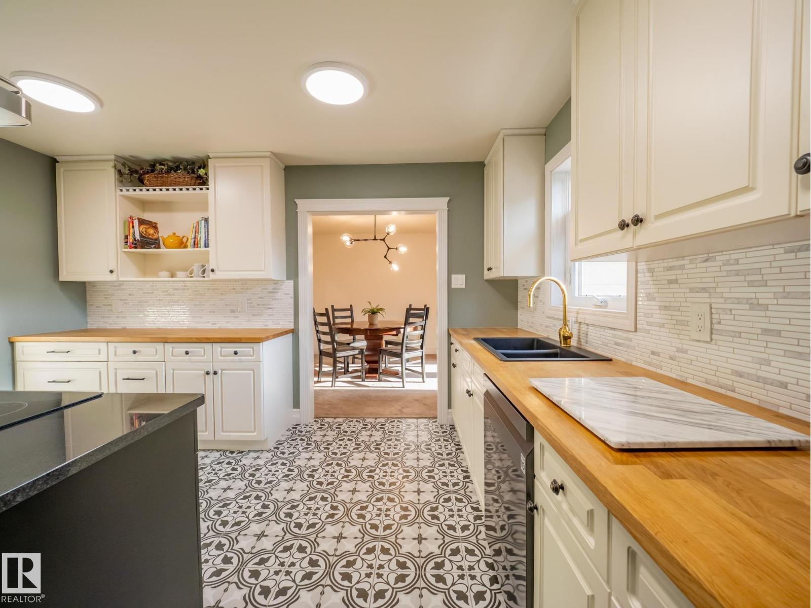 9268 77 ST NW