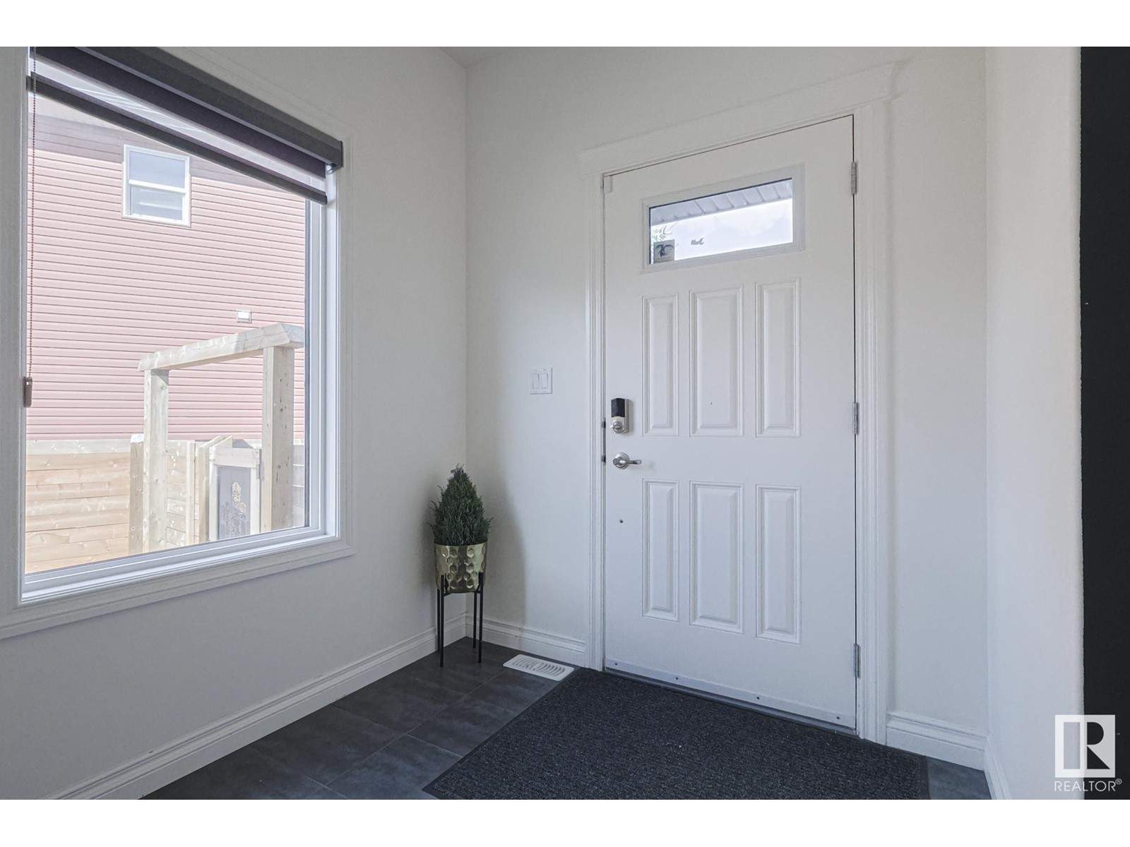 720 CHARLESWORTH WY SW