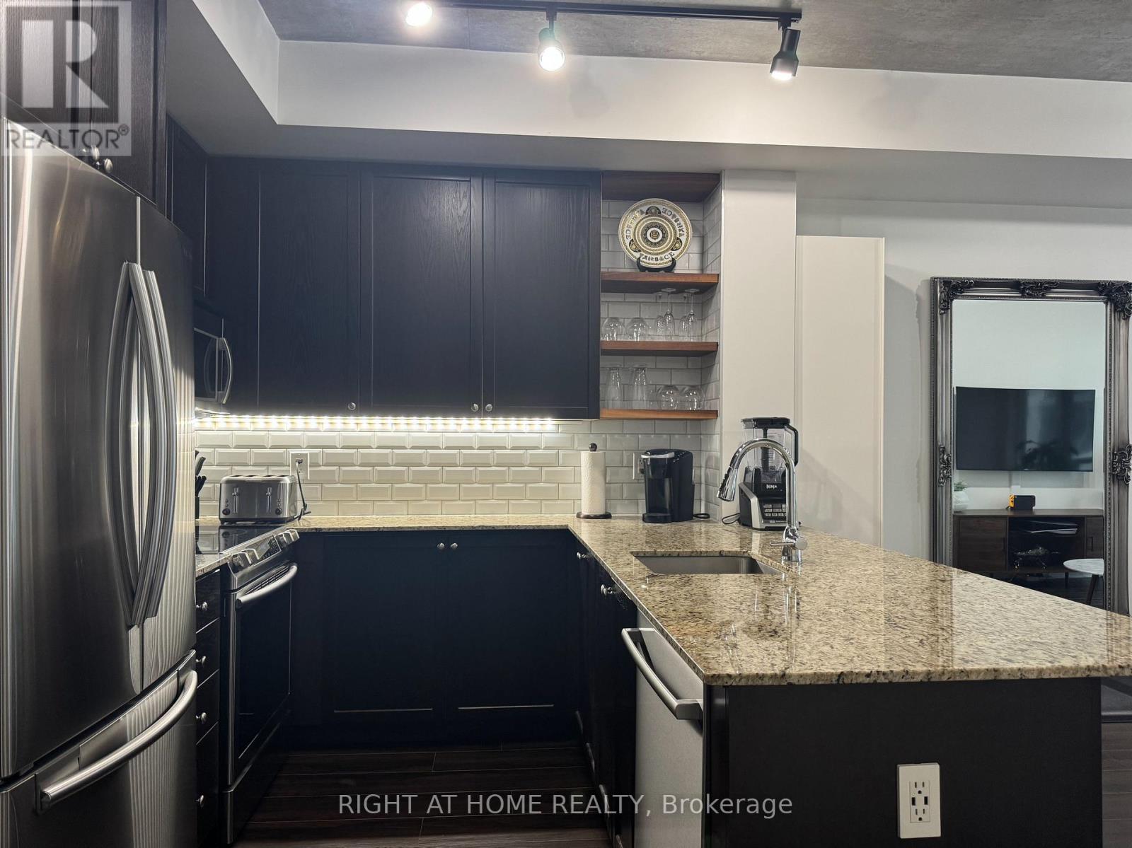 708 - 560 FRONT STREET W