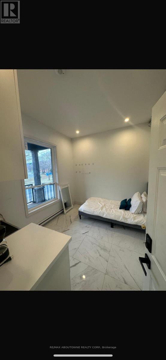 100 - 66 WELLINGTON STREET S