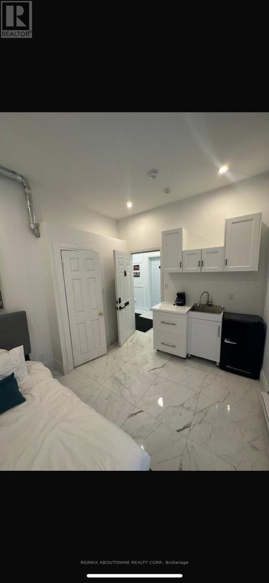 100 - 66 WELLINGTON STREET S