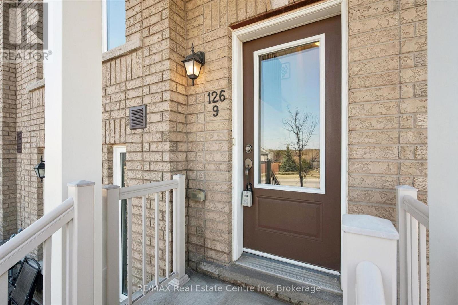 9 - 126 WATSON PARKWAY N