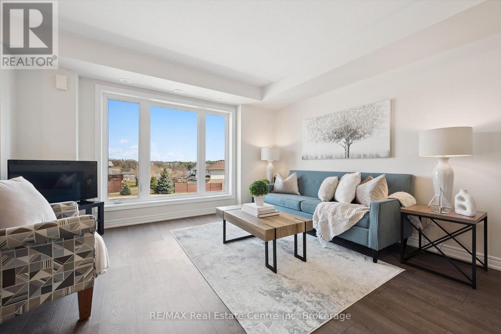 9 - 126 WATSON PARKWAY N