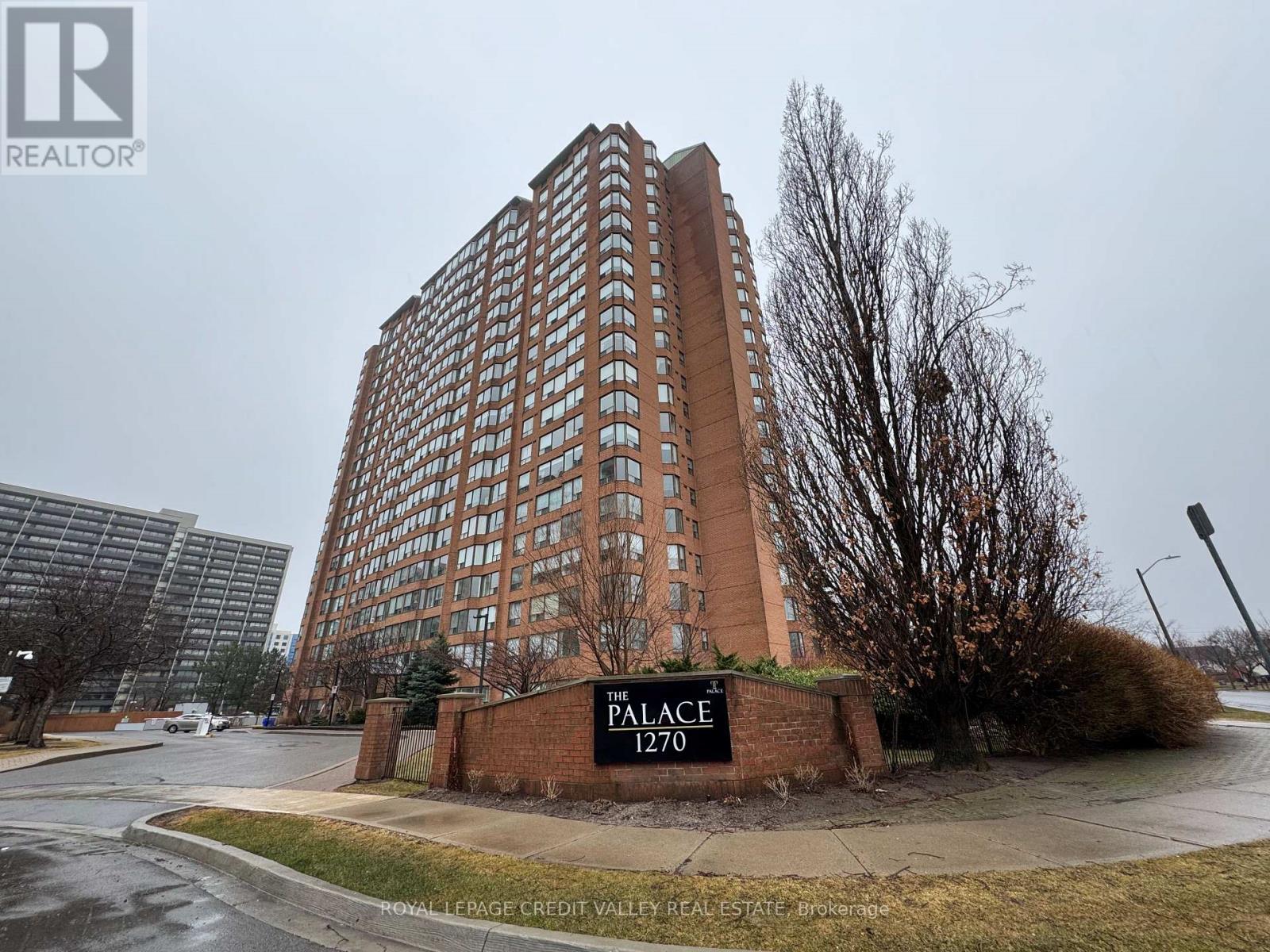 Photo 1 of 40 — 704 - 1270 MAPLE CROSSING BOULEVARD Unit 704, Burlington (Brant), ON L7S2J3