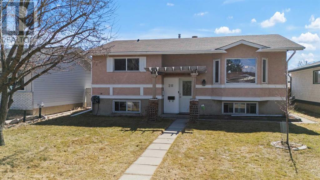 211 Pinecrest Crescent NE