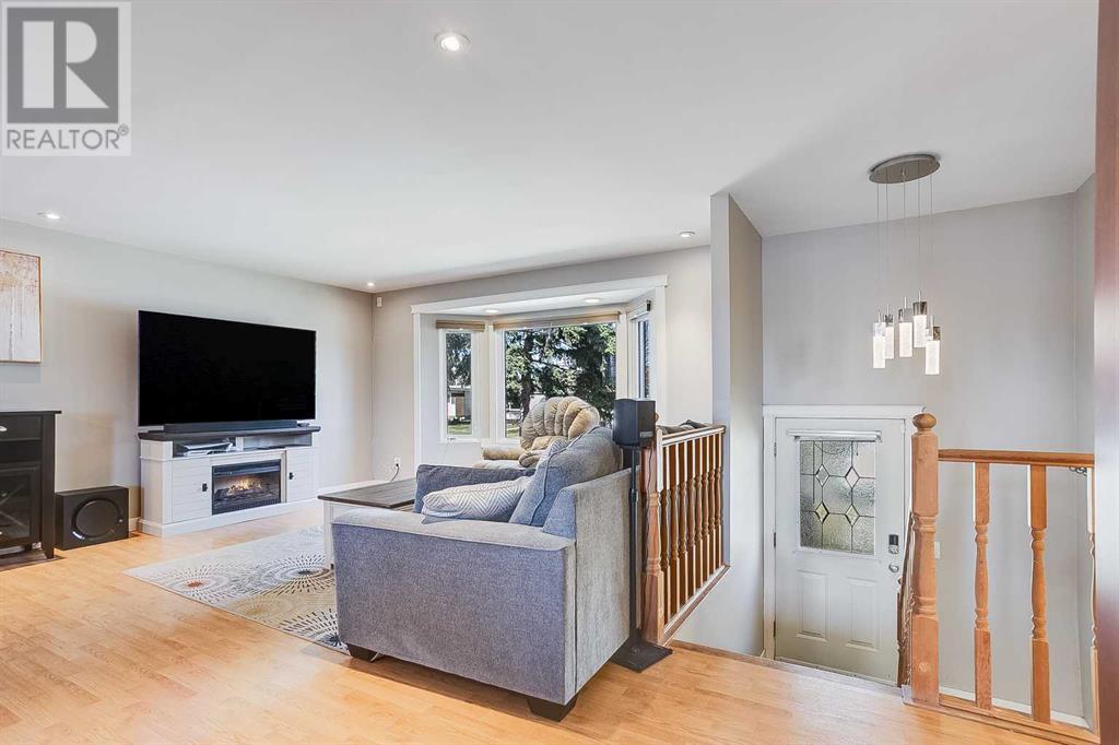 211 Pinecrest Crescent NE