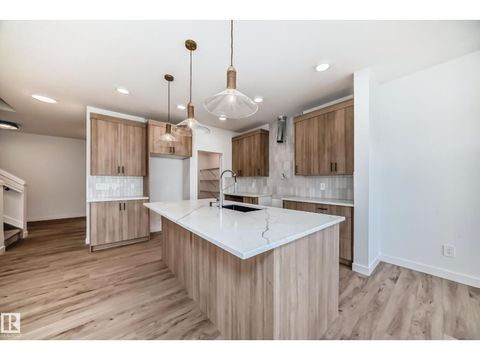 4112 208 ST NW Edmonton AB T6M3E3