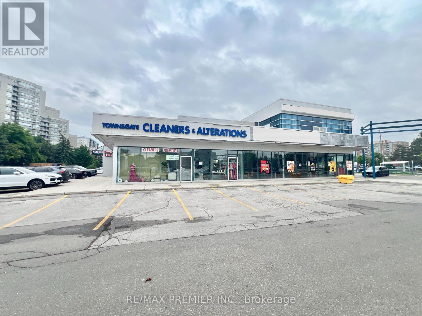 Photo 1 of 2 — 7 - 7077 BATHURST STREET Unit 7, Vaughan (Crestwood-Springfarm-Yorkhill), ON L4J2J6