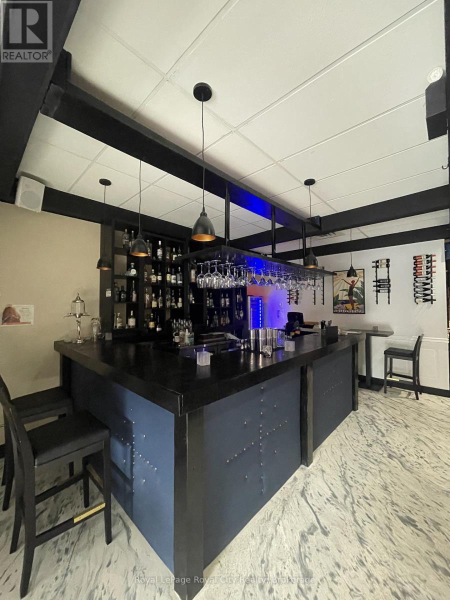 107-109 WYNDHAM STREET N