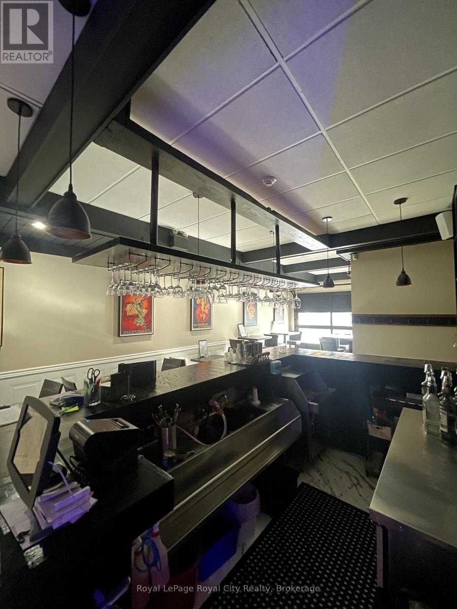 107-109 WYNDHAM STREET N