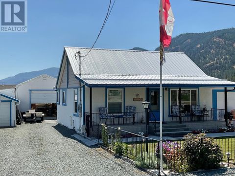 324 HARTLAND Avenue Midway BC V0H1M0