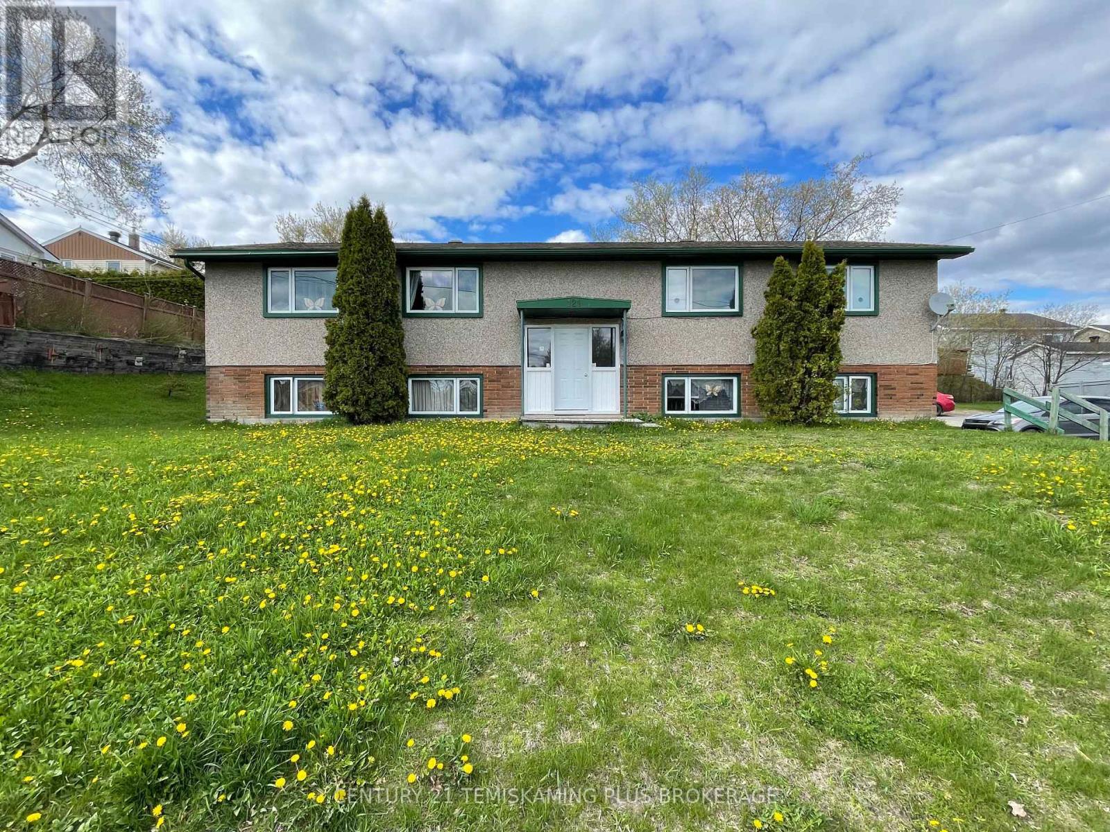 Photo 1 of 44 — 121 ELM AVENUE, Temiskaming Shores (New Liskeard), ON P0J1P0