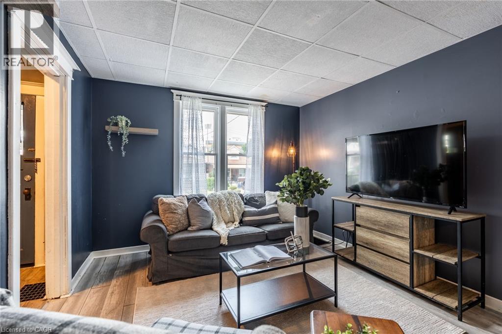 52 CONNAUGHT Avenue N