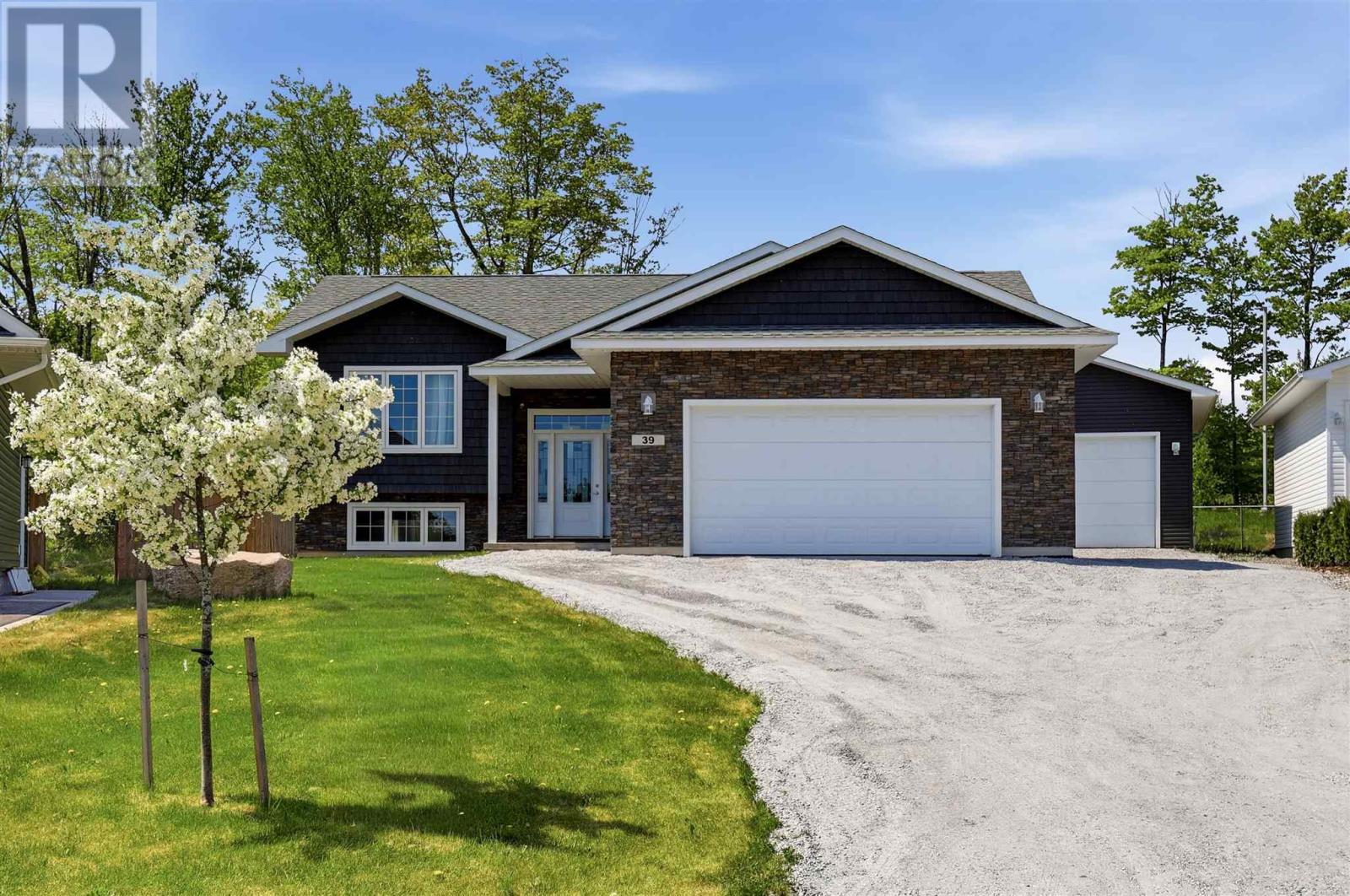 Photo 1 of 47 — 39 Saddle CRES, Sault Ste. Marie, ON P6B0A5