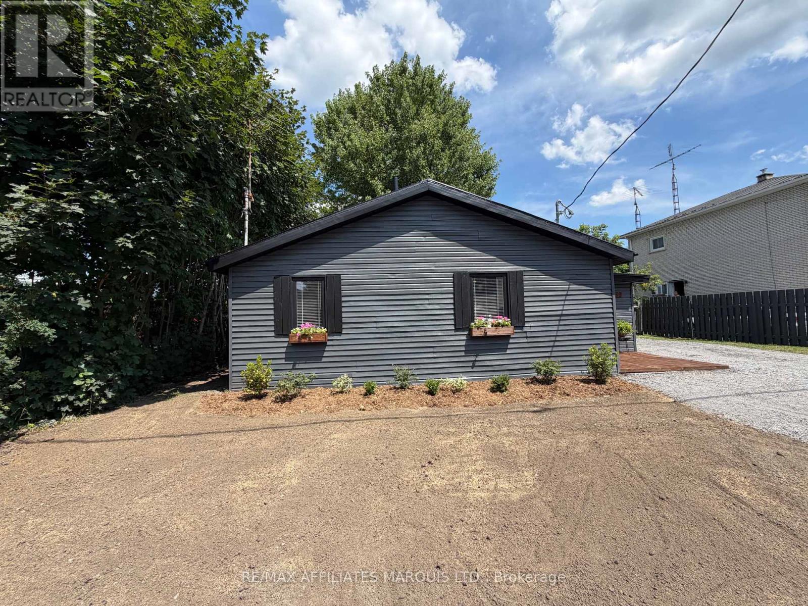 230 BOUNDARY ROAD E