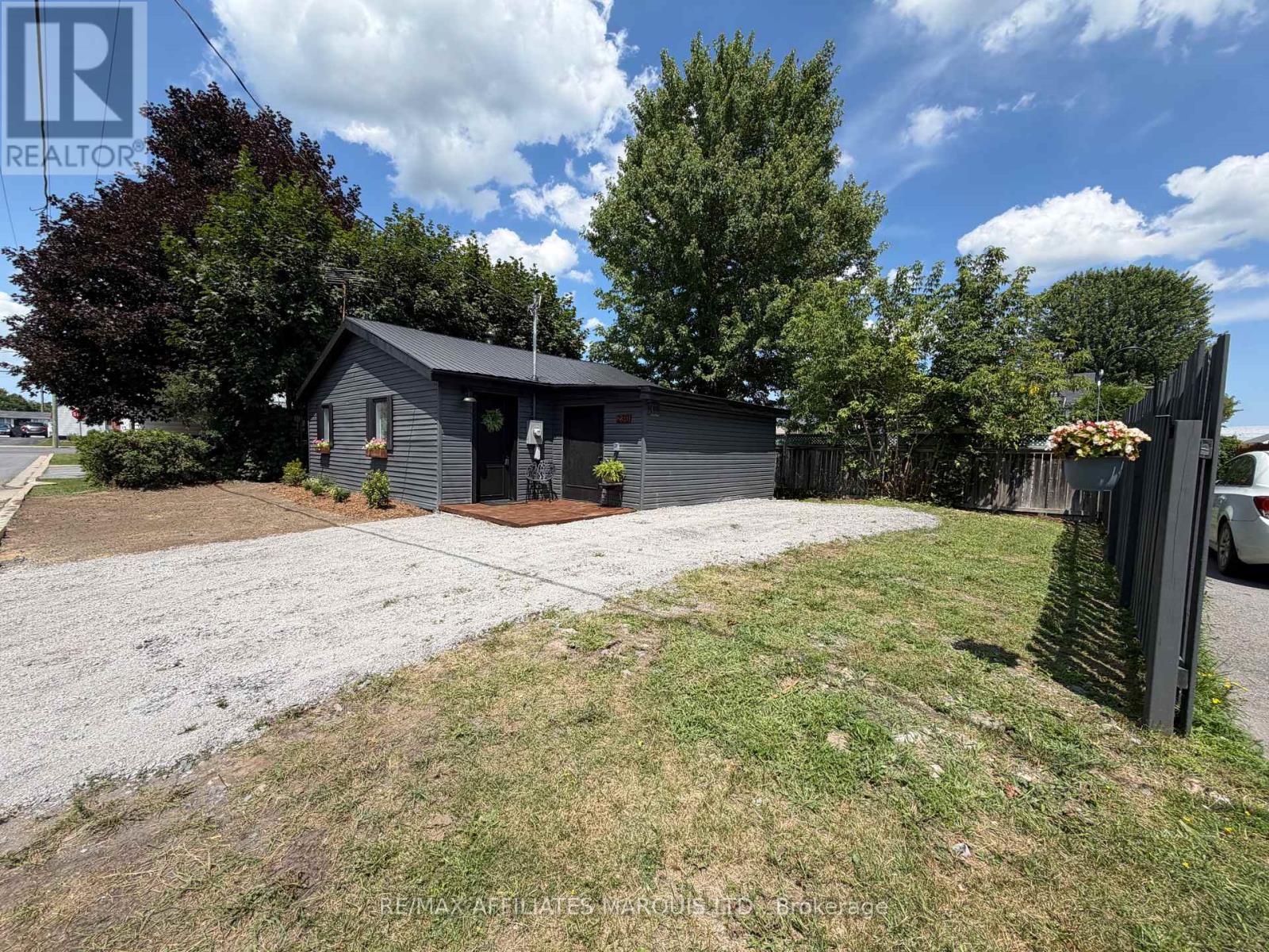 230 BOUNDARY ROAD E
