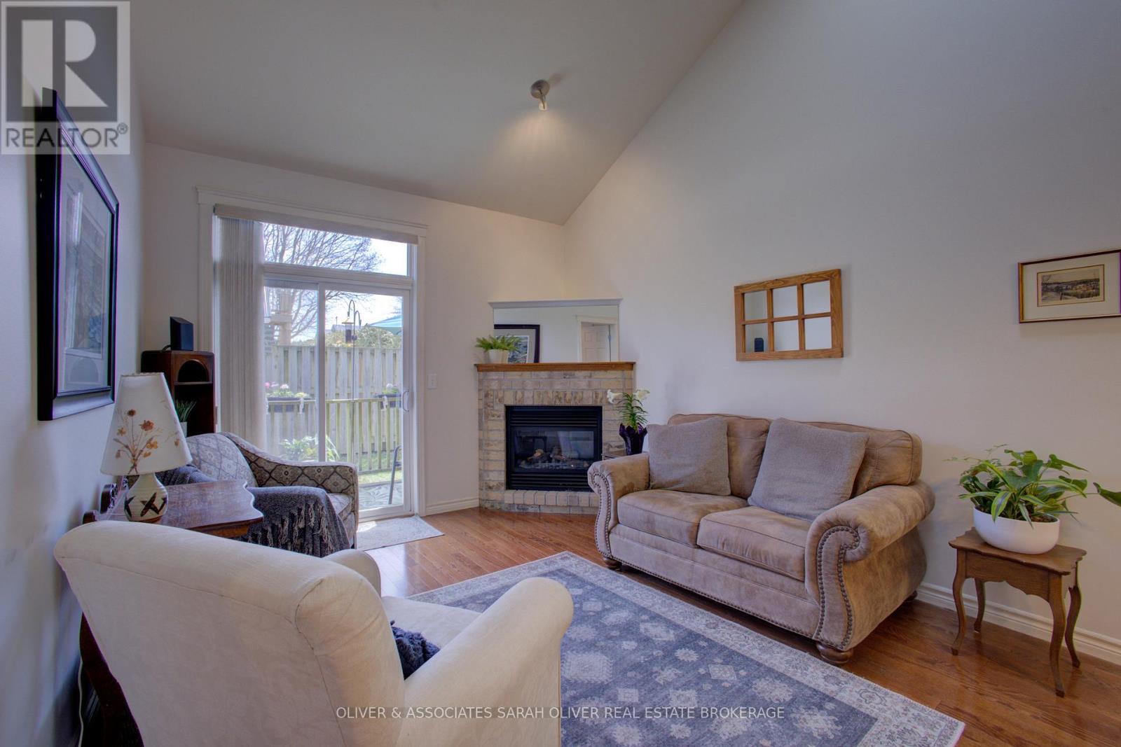 6 - 433 QUEEN STREET