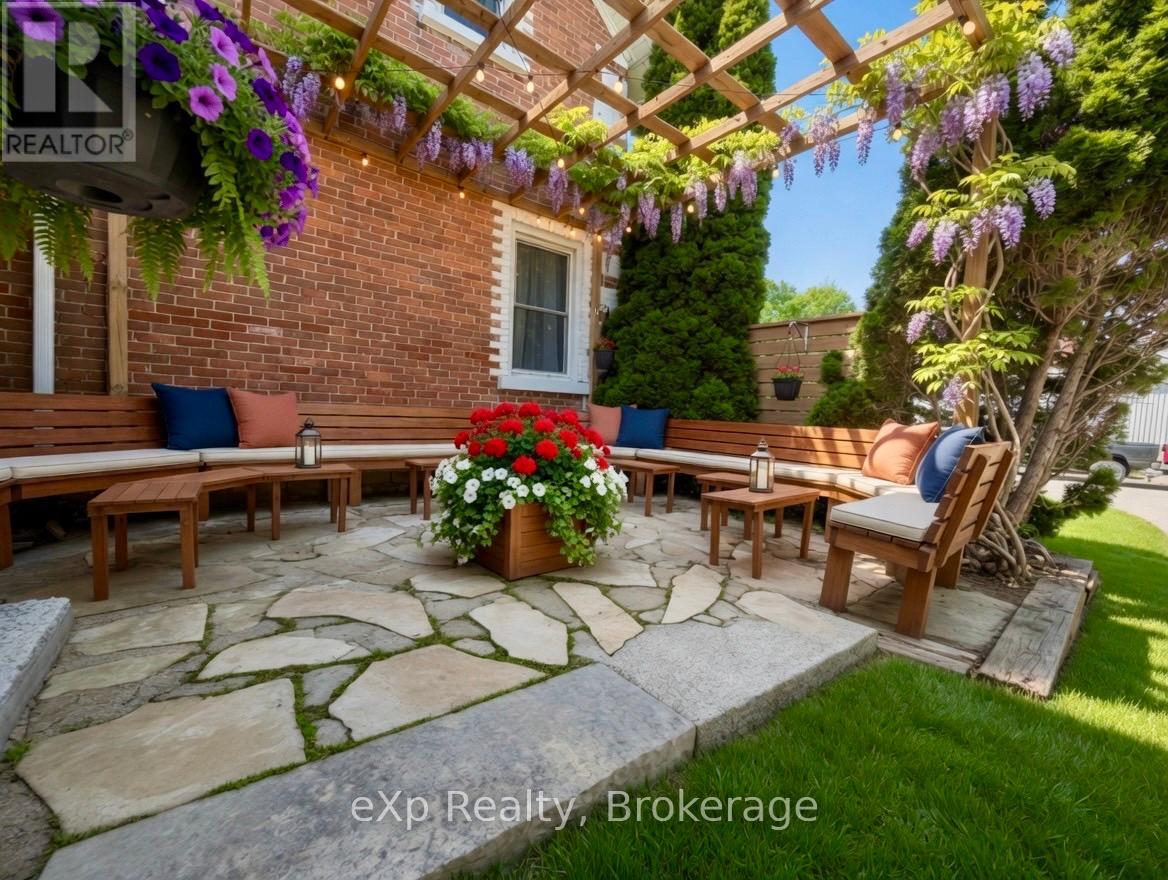 257 QUEEN STREET S