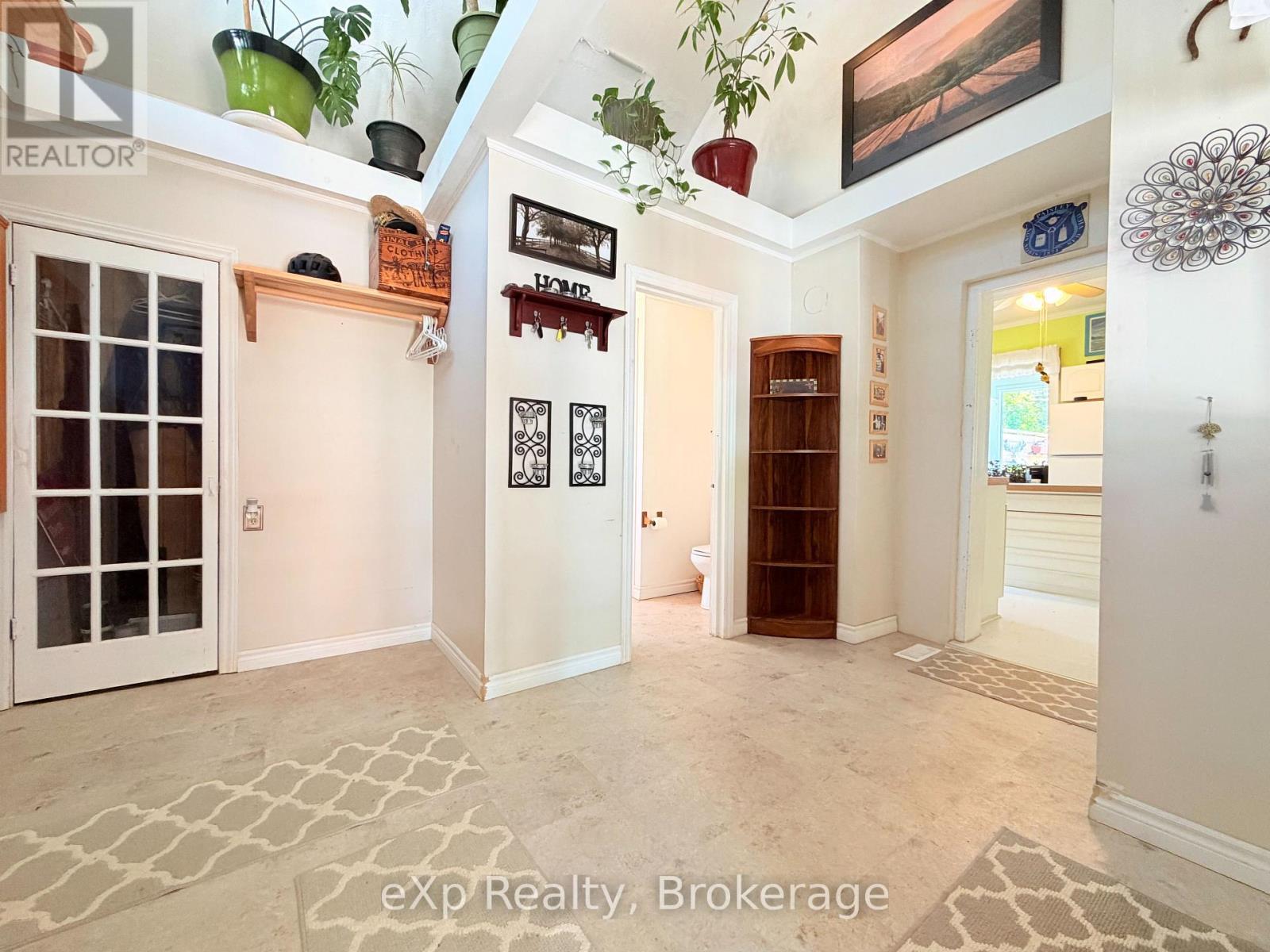 257 QUEEN STREET S