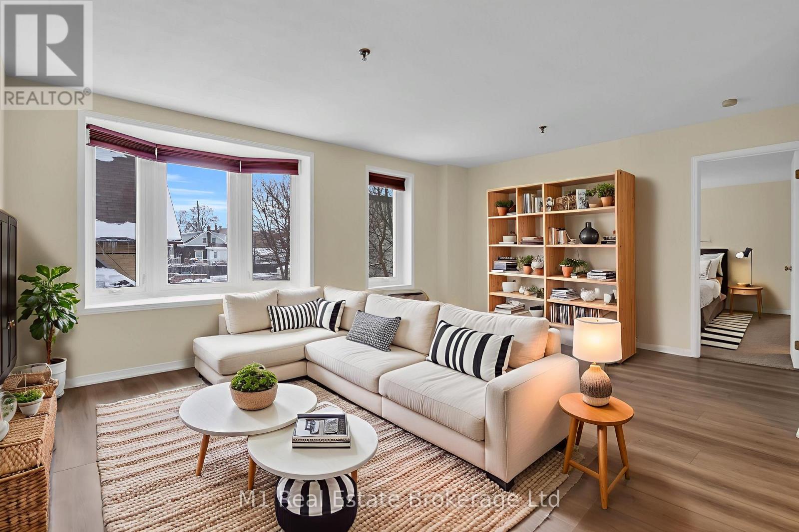 206 - 1009 QUEENSTON ROAD